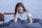 چرا استرس خواب را مختل می‌کند